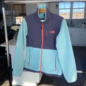 Gorgeous aqua North Face Denali jacket.  Perfect for transitioning into spring!